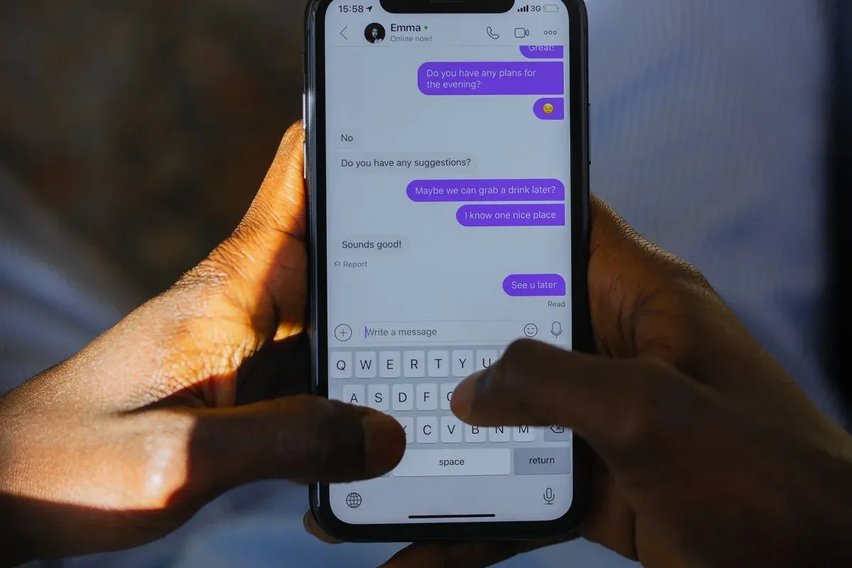 Sales chatbot on a smartphone: when it is enough and when you need an AI sales agent