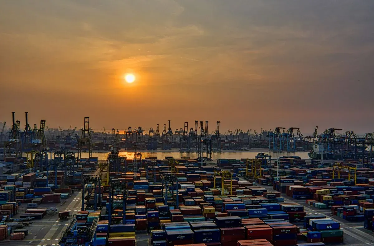 AI logistica e supply chain: porto container con gru per le spedizioni globali