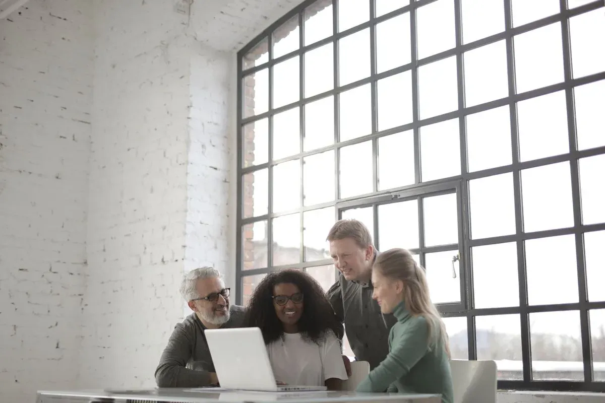 Team che confronta le migliori soluzioni AI sales agent al laptop