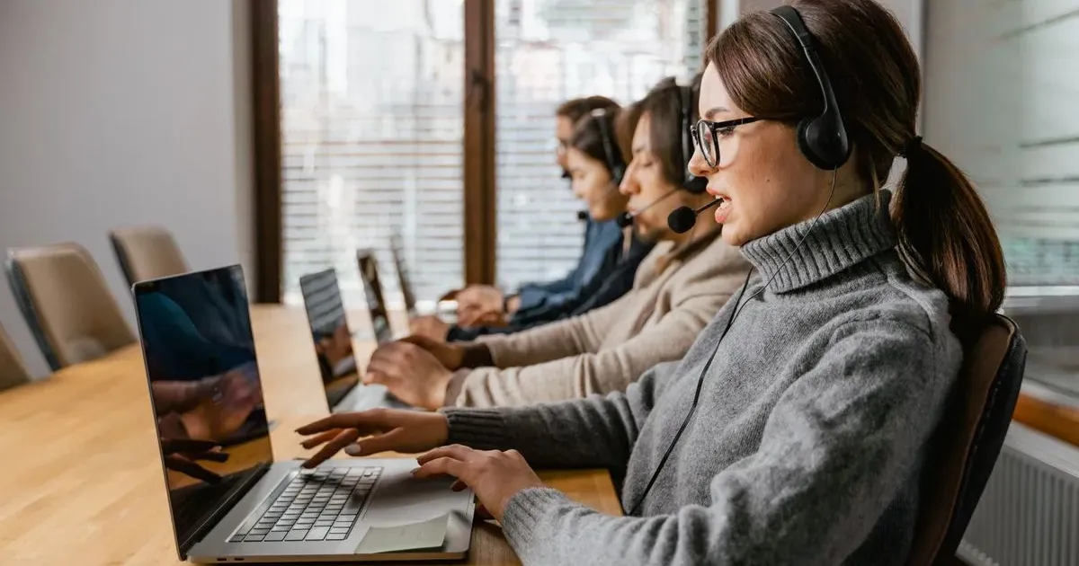 What are AI sales agents: sales team professional with headset and laptop