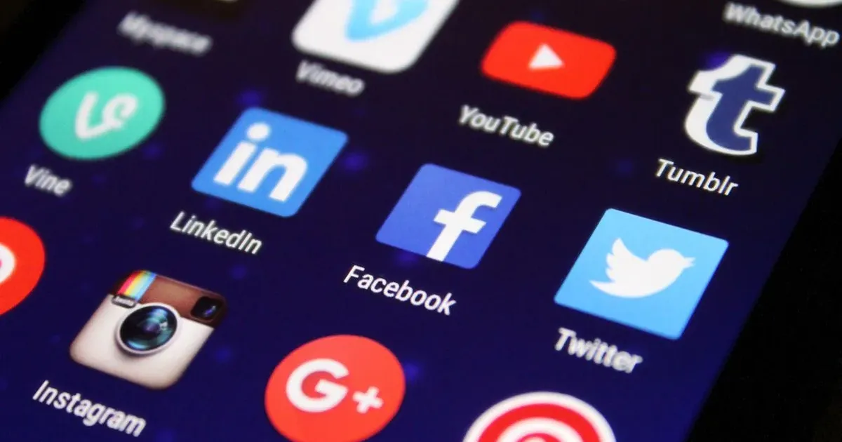 Chatbot per social media - icone delle app social su smartphone