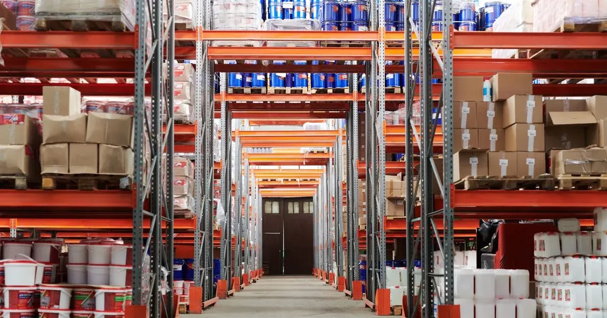 Intelligenza artificiale nella logistica: magazzino automatizzato con scaffalature e merci