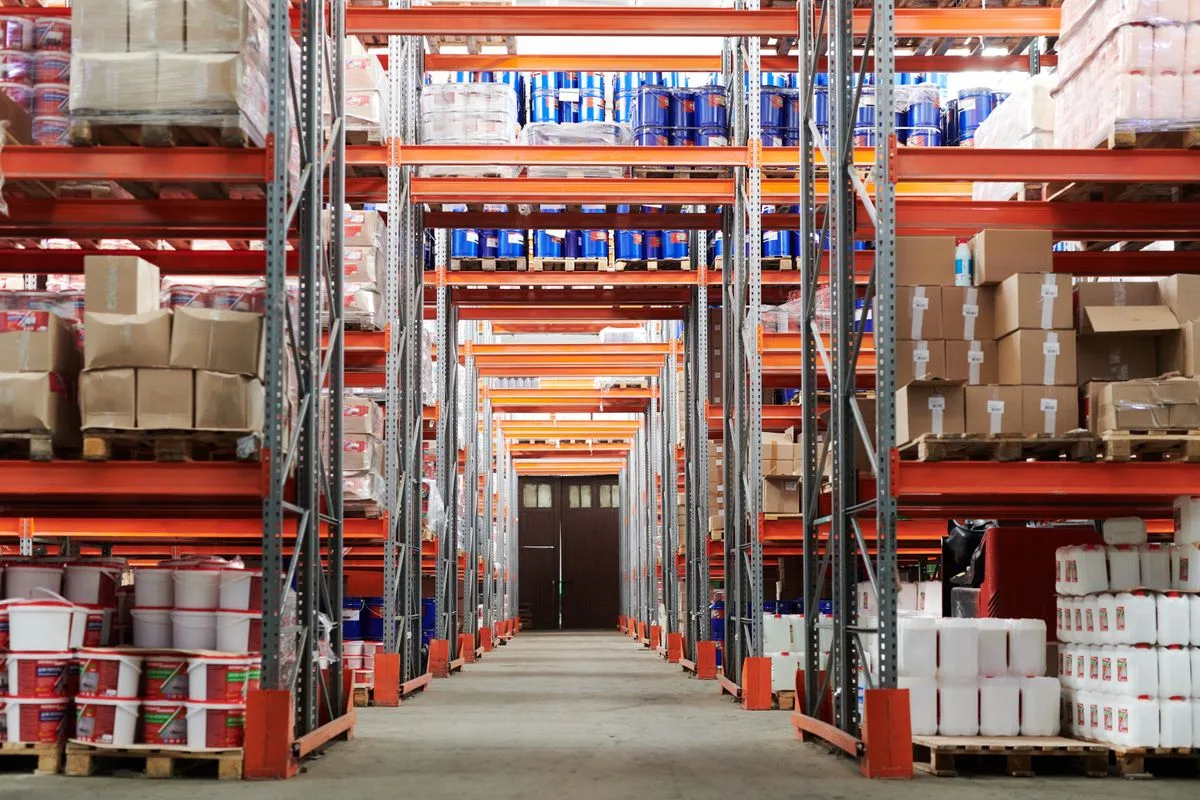 AI in logistics: automated warehouse with stocked shelves and goods