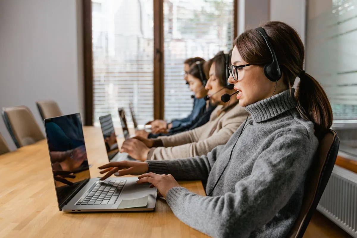 AI sales agents cosa sono: professionista del team vendite con headset e laptop