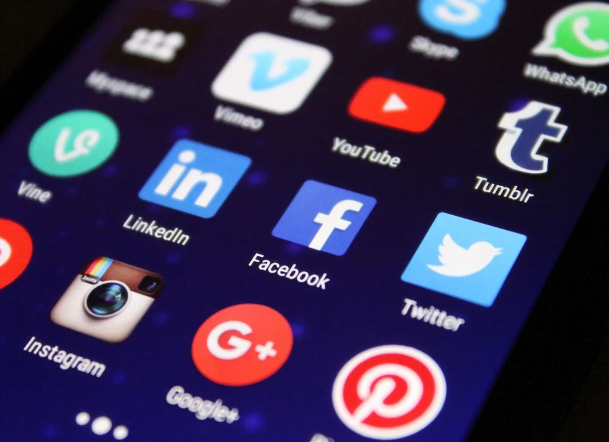 Chatbot per social media - icone delle app social su smartphone