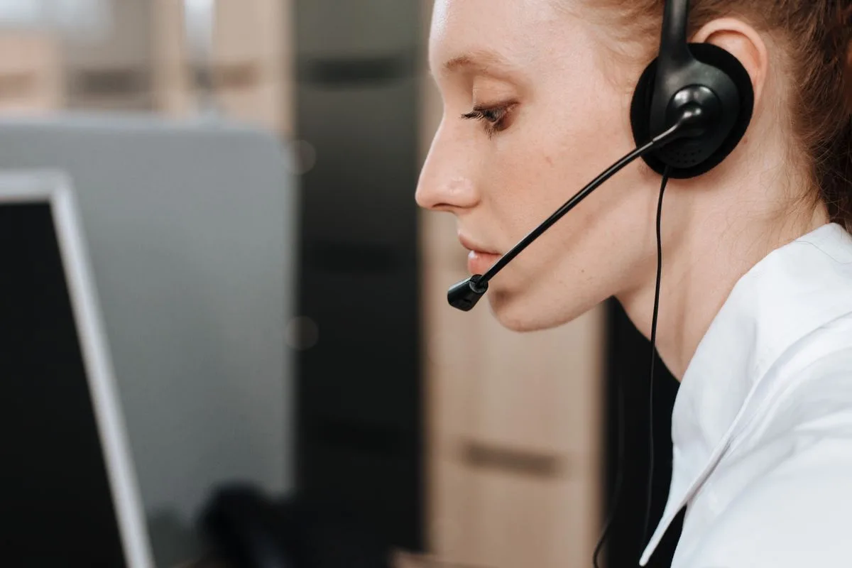 Voicebot centralino telefonico: operatrice con cuffia risponde alle chiamate in azienda