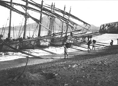 Storia di innovazione passata di porto Flavia nel 1925. Battellieri per il carico dei minerali